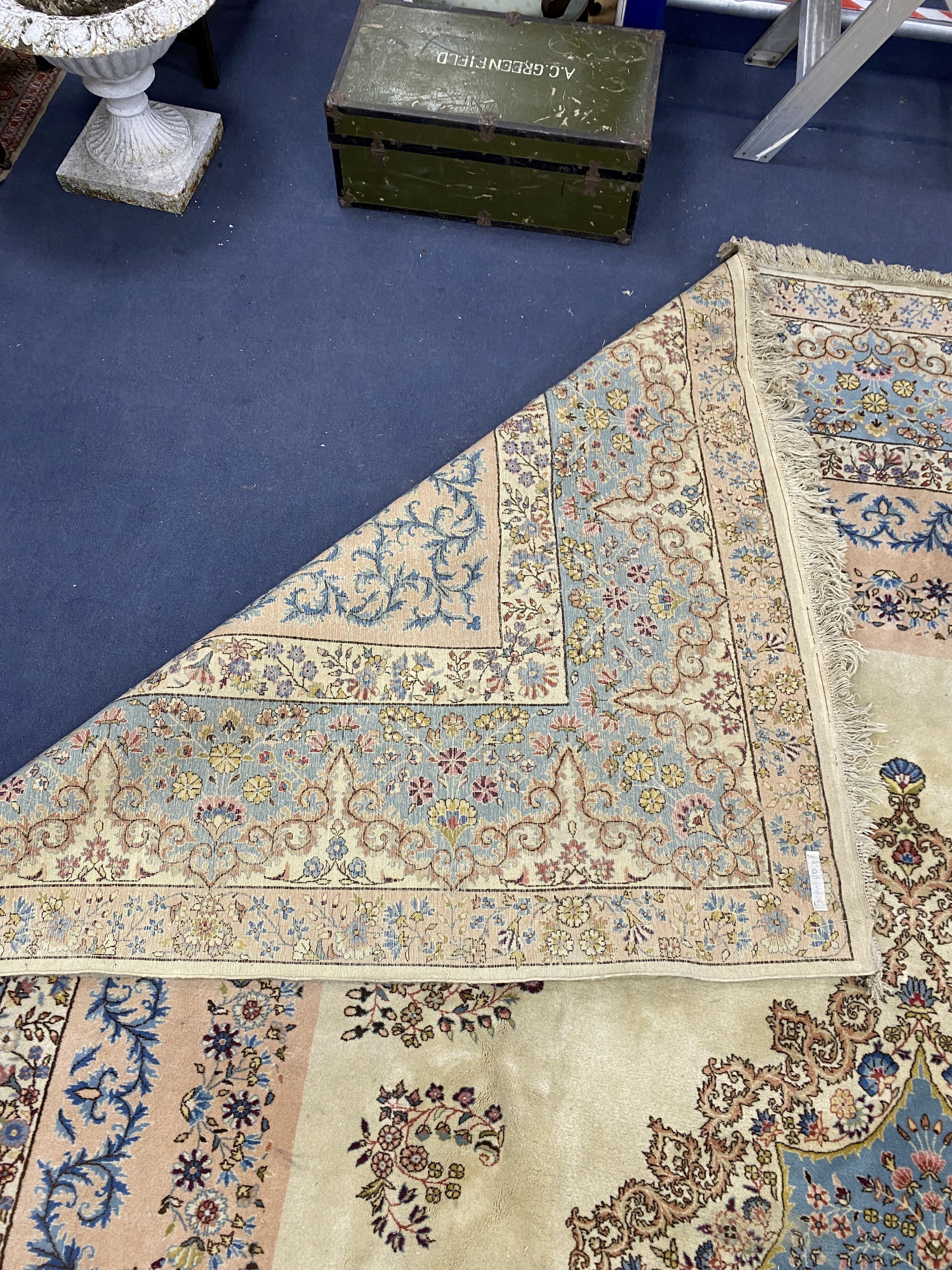 A large Kirman ivory ground carpet, 500 x 410cm